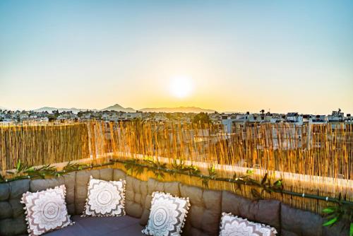 d'un balcon avec des oreillers et une vue sur la ville. dans l'établissement Holiday House Heraklion & Roof Garden, à Héraklion