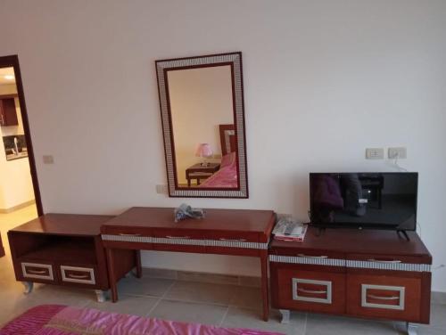 een woonkamer met een spiegel en een kaptafel bij Oyster bay beach resort in Marsa Alam