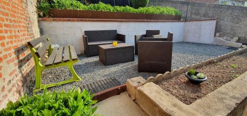 - un jardin avec un banc, une table et des chaises dans l'établissement Maison de ville, à Pont-Audemer