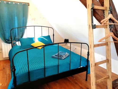 Tempat tidur dalam kamar di Charme& Romance **,couple,Zoo Beauval/Chateaux