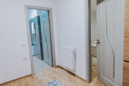 a mirror in a room with a hallway at Alessandra-Aparthotel in Piatra Neamţ