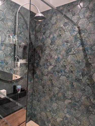 une douche avec une porte vitrée dans une salle de bain dans l'établissement Chambre indépendante à mougins, à Mougins