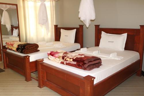 two twin beds in a room with a mirror at POAPARK RESORT 