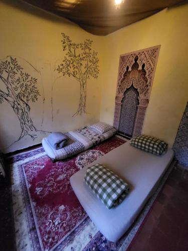 マルセイユにある2p. Jardin calme centre-villeの壁に絵画が飾られた部屋のベッド2台