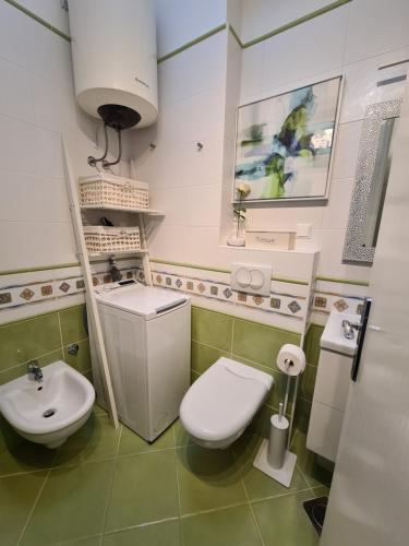 Ένα μπάνιο στο Apartman Moris