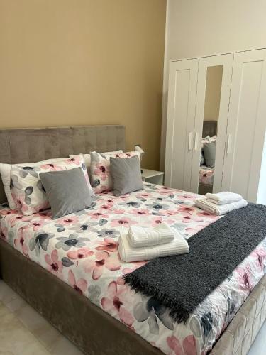 a bedroom with a large bed with flowers on it at casa Hanna2 in Intra