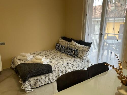 a couch sitting in a room with a window at casa Hanna2 in Intra