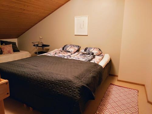 En eller flere senge i et værelse på Rivitalon lomahuoneisto Tahkolla