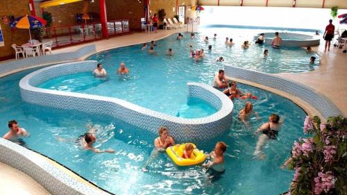 een groep mensen in een zwembad bij Camber Vacations in Camber