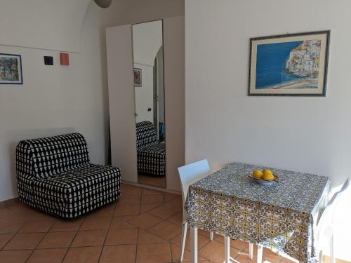 een eetkamer met een tafel en een stoel bij Méditerranée in Minori