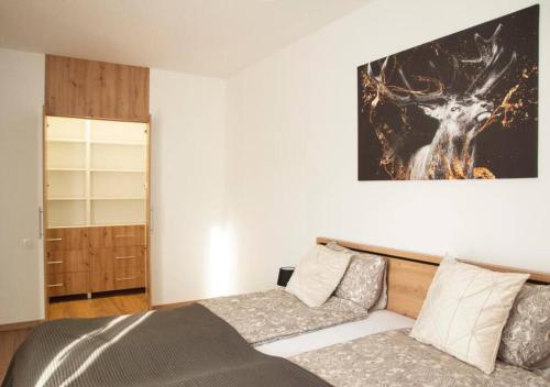 um quarto com uma cama e uma fotografia na parede em 5 Dream Apartment 5 cu Parcare Privata em Oradea