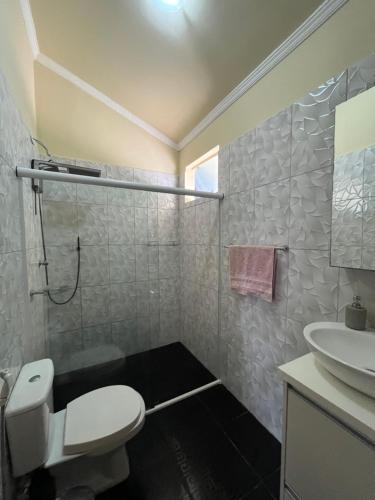 ein Bad mit einem WC, einem Waschbecken und einer Dusche in der Unterkunft Casa Emanuelle in Morretes
