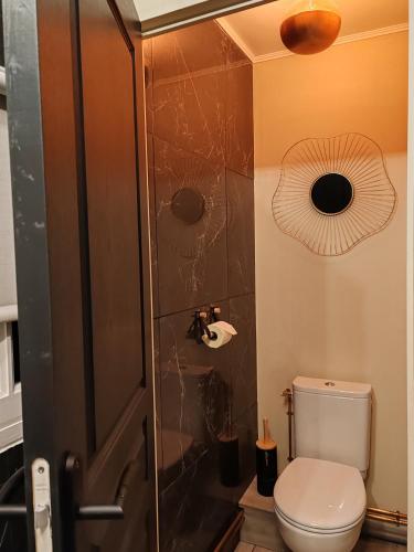 La salle de bains est pourvue d'une douche et de toilettes. dans l'établissement Hébergement proche aéroport de Nantes, à Saint-Aignan-Grand-Lieu