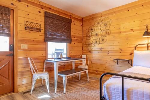 Ένα ή περισσότερα κρεβάτια σε δωμάτιο στο Mount Mitchell Eco Retreat