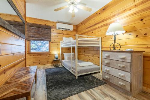 Ένα ή περισσότερα κρεβάτια σε δωμάτιο στο Mount Mitchell Eco Retreat