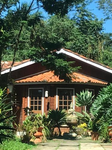 uma pequena casa com um telhado vermelho em Casulo da mamys em Itu