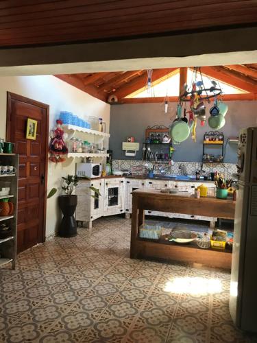 uma cozinha com um balcão e um fogão num quarto em Casulo da mamys em Itu