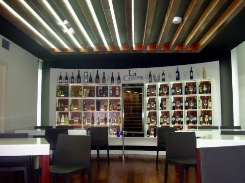 a room with a display of vases on a wall at Hotel La Casota in La Solana