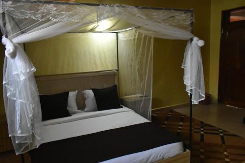 Postel nebo postele na pokoji v ubytování Ezeife Guesthouse