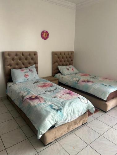 2 nebeneinander sitzende Betten in einem Schlafzimmer in der Unterkunft Appartement centre Agadir in Agadir