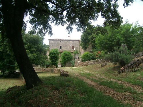 Taman di luar Gîte de la Clède
