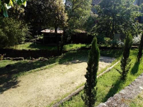 Taman di luar Gîte de la Clède