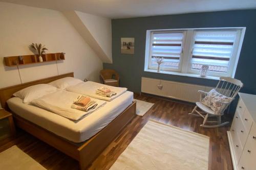 HagenburgにあるTop Ferienwohnung „Am Schloß“ für 4-6 Gästeのベッドルーム1室(ベッド1台、窓、椅子付)