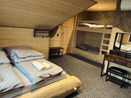 1 dormitorio con 2 literas y escritorio en Trzy Kopce 