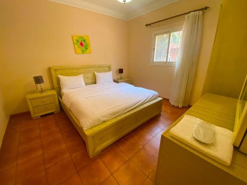 a small bedroom with a bed and a window at منتجع داري الهدا in Al Hada
