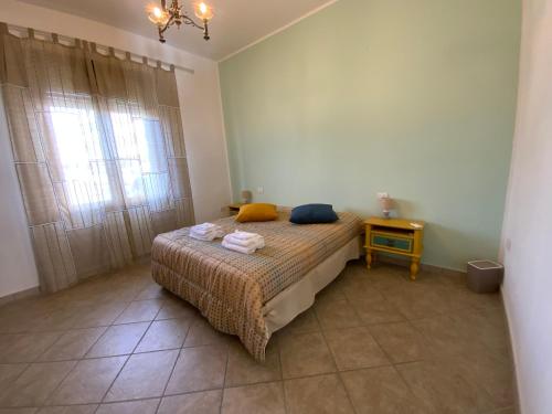a bedroom with a bed and a table and a window at Casa Deloy in Elmas