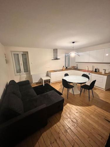 un salon avec un canapé et une table dans l'établissement F3 On Saint-Vit !, à Saint-Vit