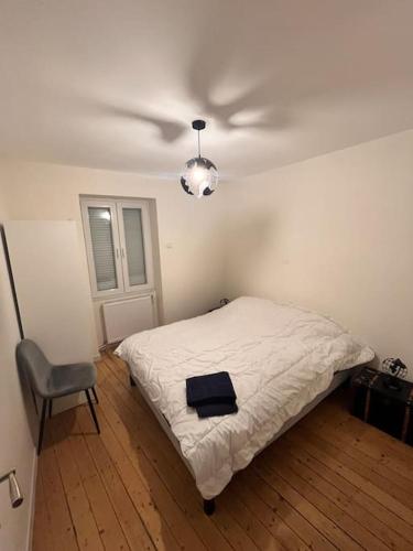 - une chambre avec un lit et un ventilateur de plafond dans l'établissement F3 On Saint-Vit !, à Saint-Vit