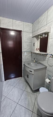 Ένα μπάνιο στο Casa Praia Itapema - 2 andares 3 quartos