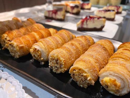 un montón de pasteles en una bandeja sobre una mesa en Villa Pensione Mercedes en Sirmione