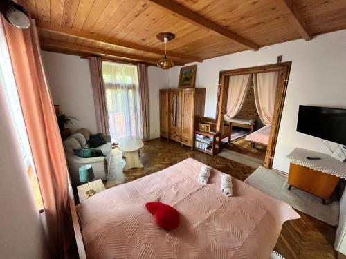 Un dormitorio con una cama con almohadas rojas. en Apartament u Doroty, en Sanok