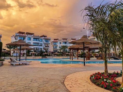 Sharm Hills Resort في شرم الشيخ: منتجع فيه مسبح وبعض المباني
