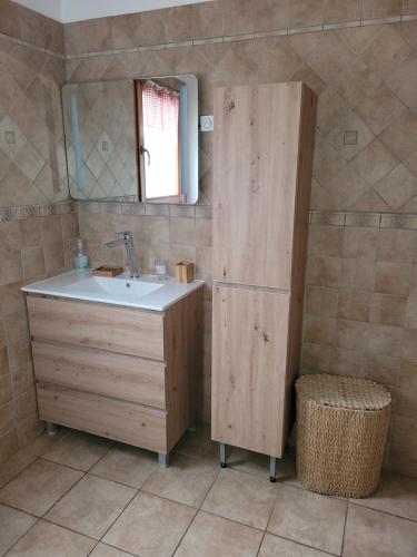 クソンリュプト・ロンジュメールにあるChalet Biazotのバスルーム(シンク、木製キャビネット付)