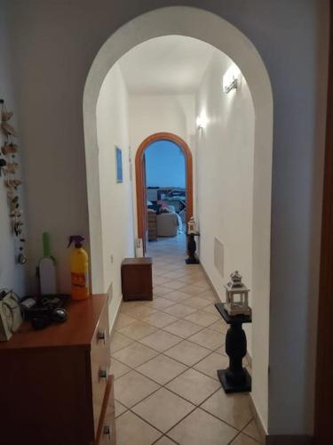 een hal met een boog in een huis bij La casa del Sole a Cesena in Cesena