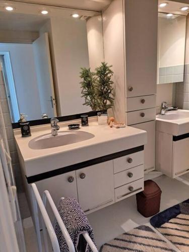 une salle de bain avec un lavabo et un miroir dans l'établissement Cottage chaleureux dans un ancien corps de ferme, à Marolles