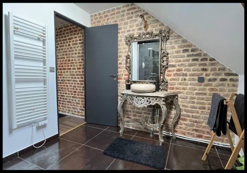 een badkamer met een wastafel en een bakstenen muur bij 06. Le New york Style By Fanny .S in Saint-Quentin