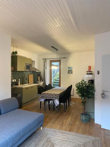 sala de estar con mesa y cocina en Maison Pyrénées en Saint-Aventin