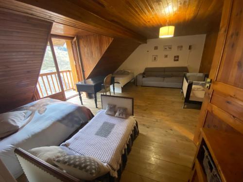 une chambre avec un lit et un salon dans l'établissement Maison Pyrénées, à Saint-Aventin