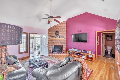 un soggiorno con divano e camino di Rustic Elegance- Farmhouse Retreat in Covington farmhouse a Covington