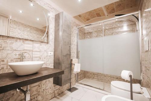 y baño con lavabo, aseo y ducha. en maison27 en Bari