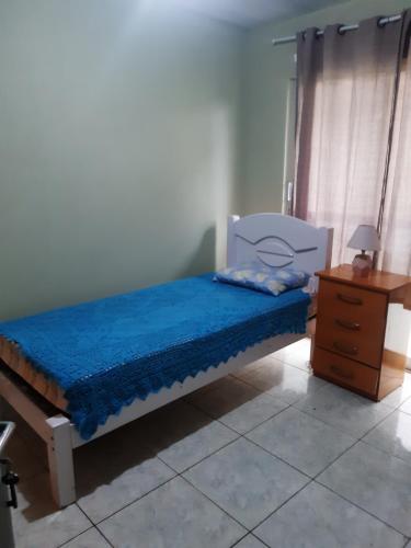 um quarto com uma cama, uma cómoda e uma janela em Bairro tranquilo ha dez minutos de carro do centro da cidade em Curitiba