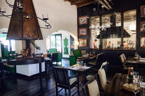 un restaurante con mesas y sillas y un bar en Hotel Garzón, en Garzón