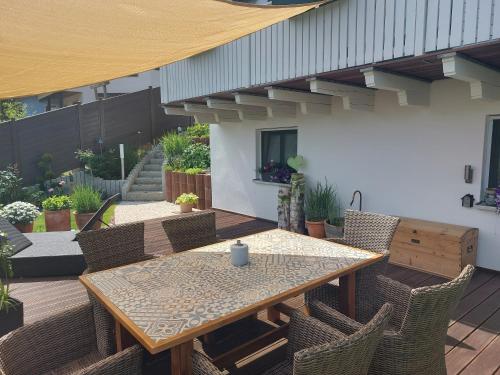 a patio with a wooden table and chairs at Chic & Blick Die Ferienwohnung in Ebermannstadt
