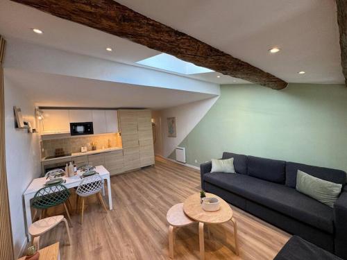 un salon avec un canapé et une table dans l'établissement Les Bouteilles - 1 chambre hyper centre - 6p - Wifi, à Aix-en-Provence