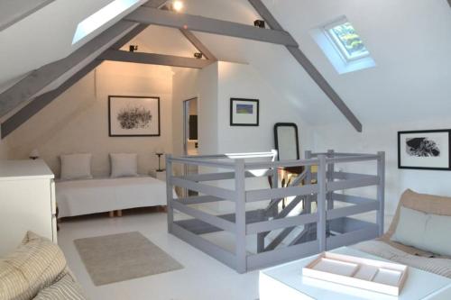 un salon avec un escalier et un canapé dans l'établissement Maison de charme sur le port de Sauzon, à Sauzon