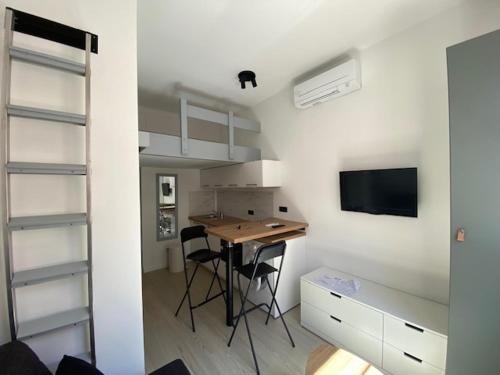 une cuisine avec une table et des chaises dans une pièce dans l'établissement Studio à Bandol en bord de mer, à Bandol